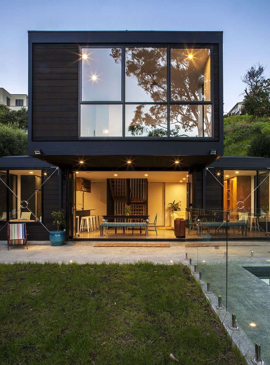 A Stunning Black Modern House with Glass Roof and Huge Windows in Auckland, New Zealand by BOX Living (7)