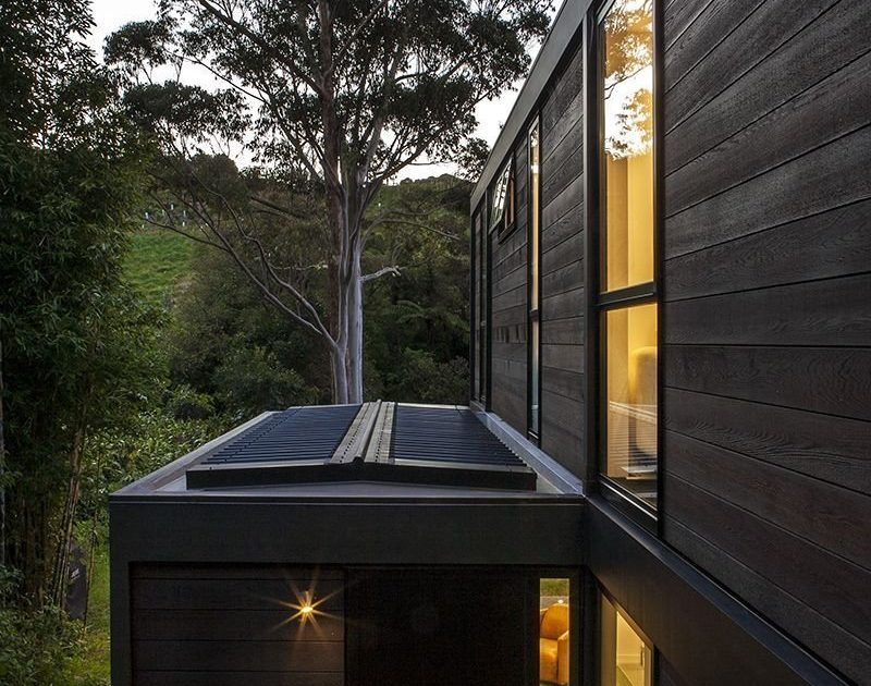 A Stunning Black Modern House with Glass Roof and Huge Windows in Auckland, New Zealand by BOX Living (8)