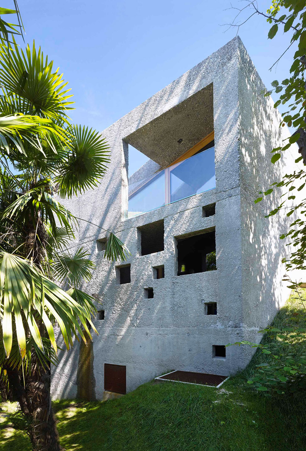 A Stunning Concrete House for a Family of Three Persons on the Lake Maggiore by Wespi de Meuron Romeo Architects (1)