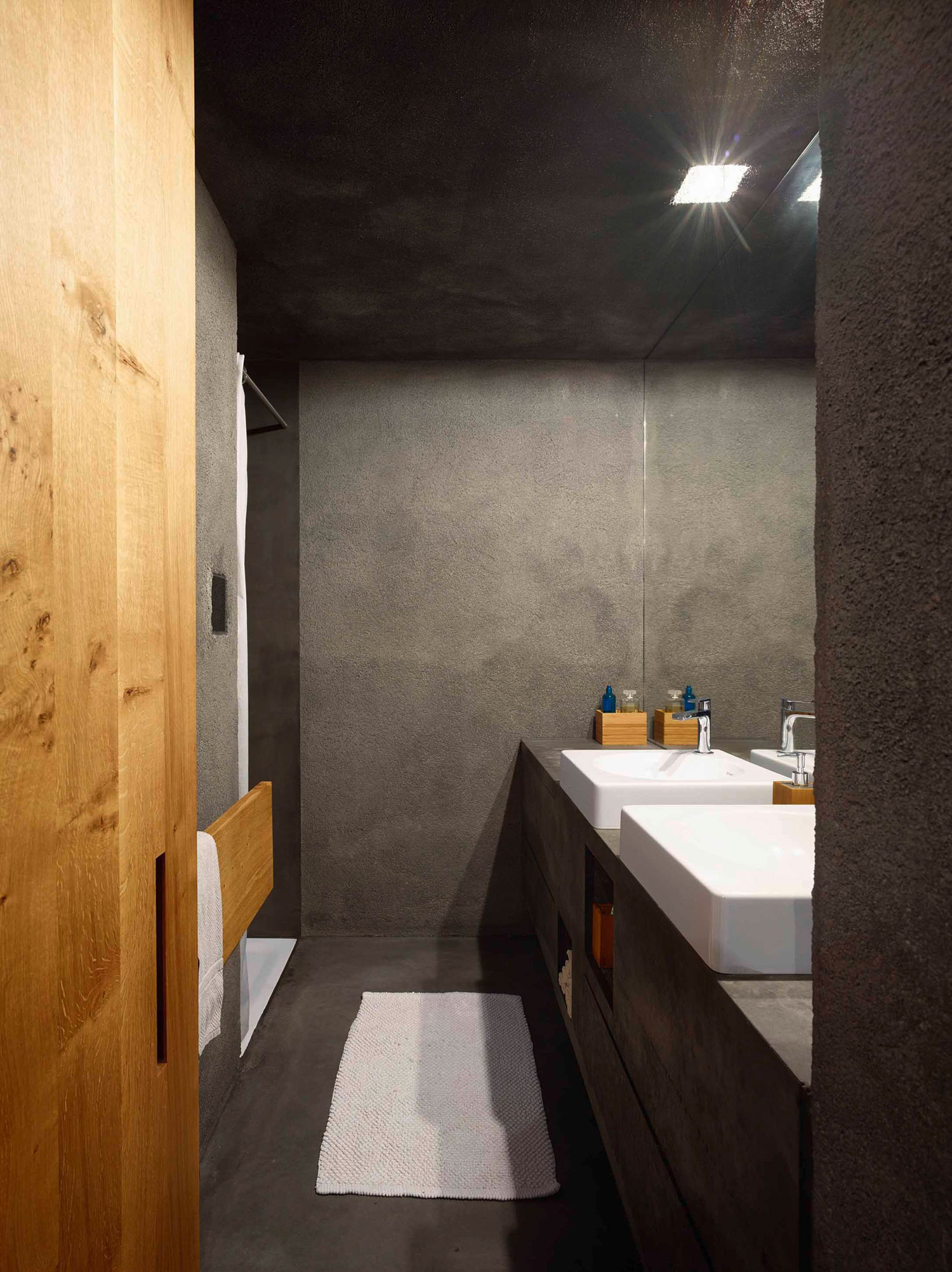 A Stunning Concrete House for a Family of Three Persons on the Lake Maggiore by Wespi de Meuron Romeo Architects (16)