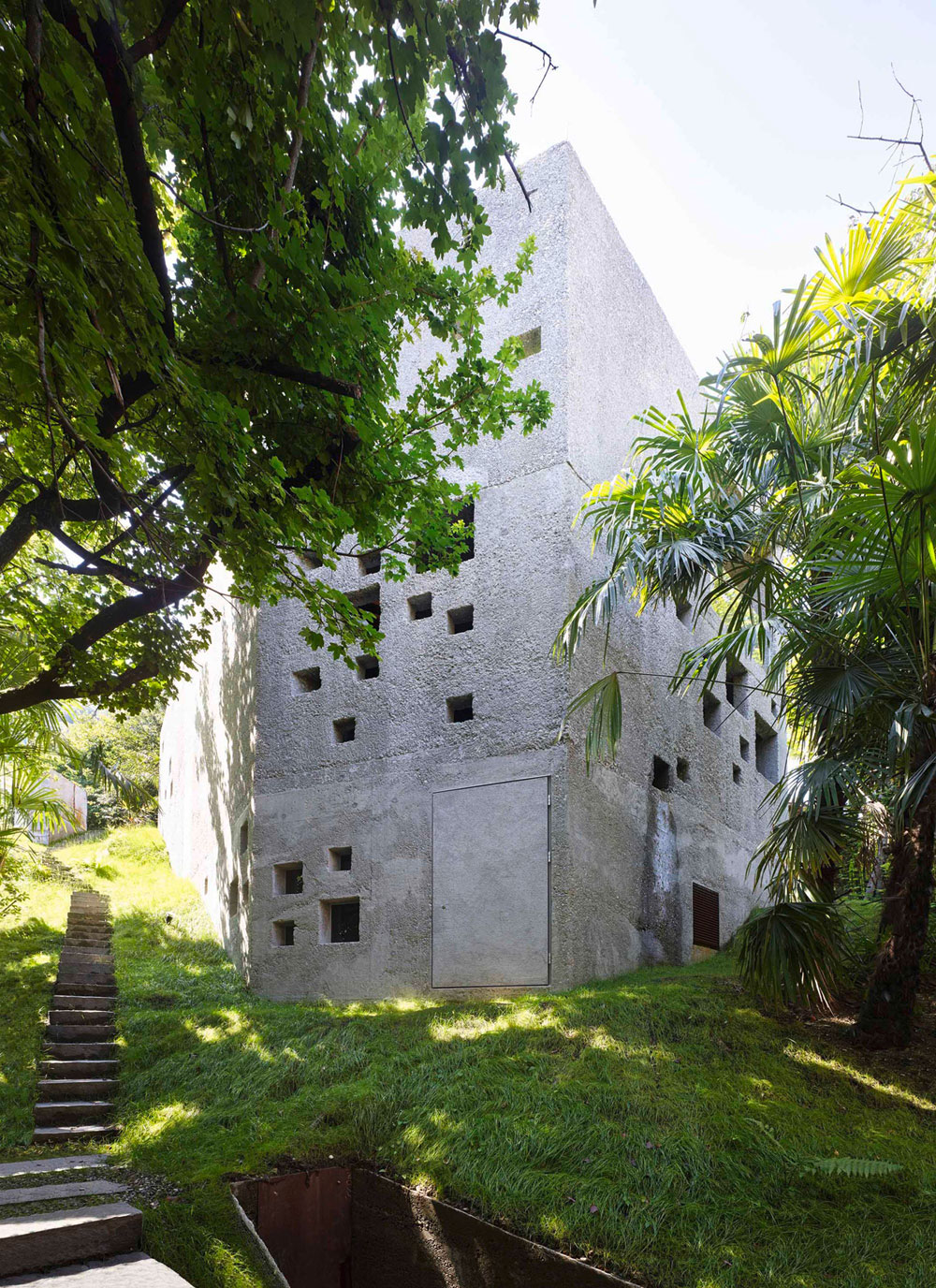 A Stunning Concrete House for a Family of Three Persons on the Lake Maggiore by Wespi de Meuron Romeo Architects (4)