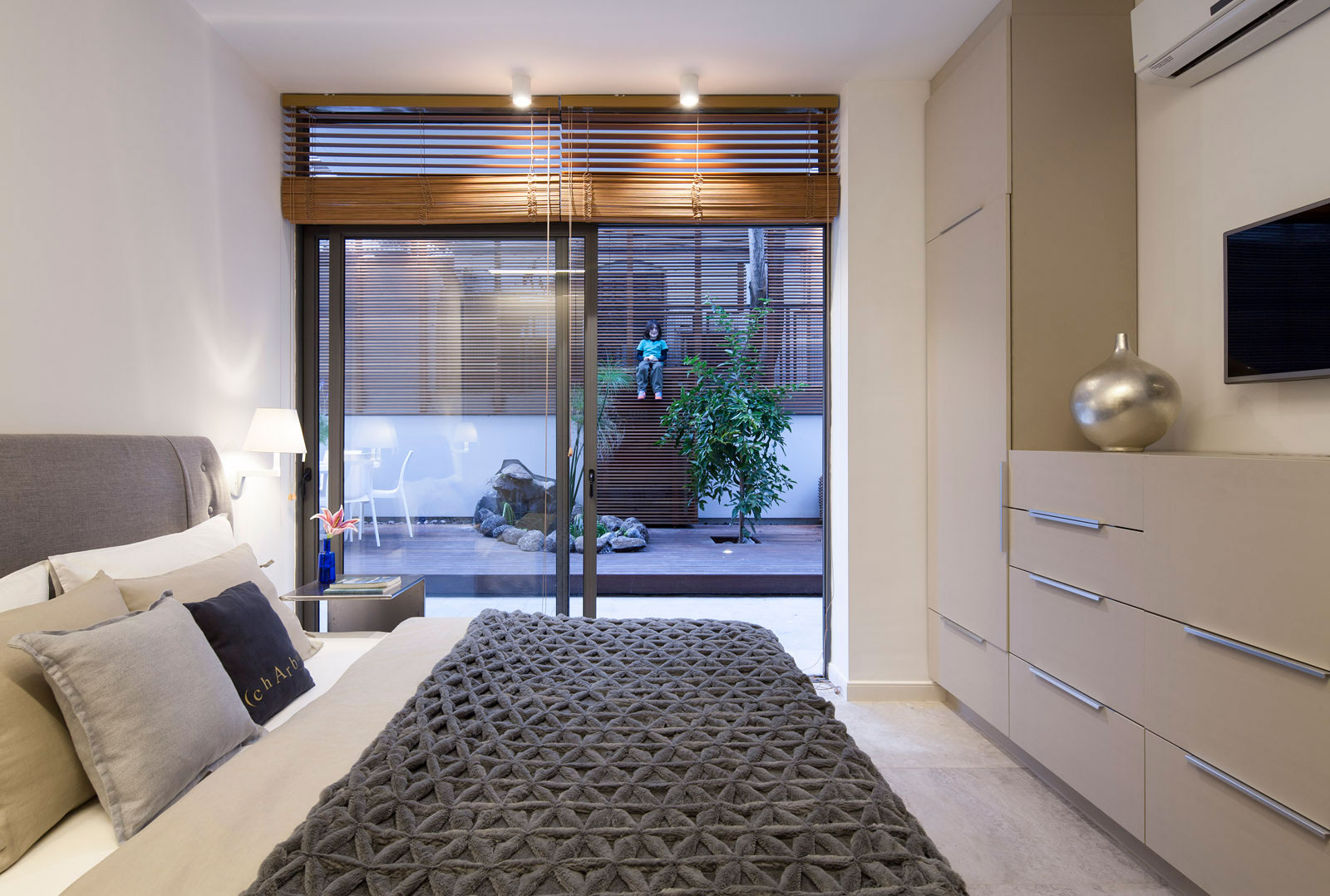 A Stunning Contemporary Apartment Nestled in Lush Vegetation of Tel Aviv by BLV Design/Architecture (10)