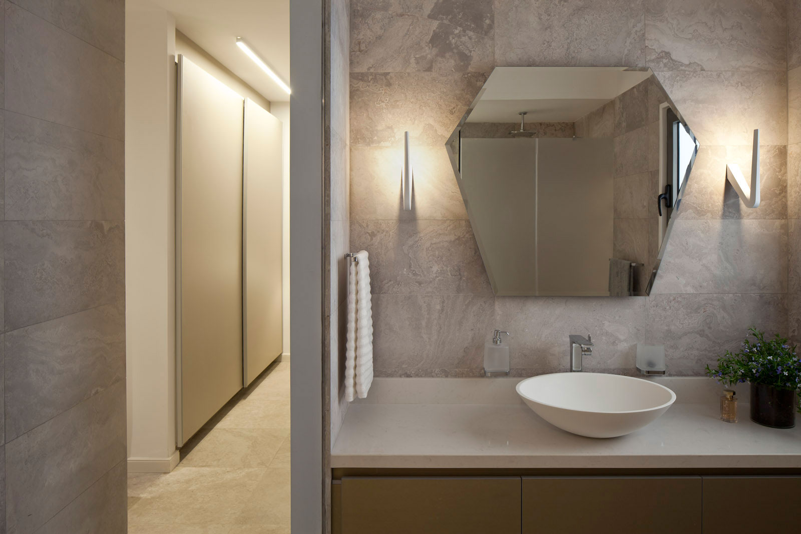 A Stunning Contemporary Apartment Nestled in Lush Vegetation of Tel Aviv by BLV Design/Architecture (11)
