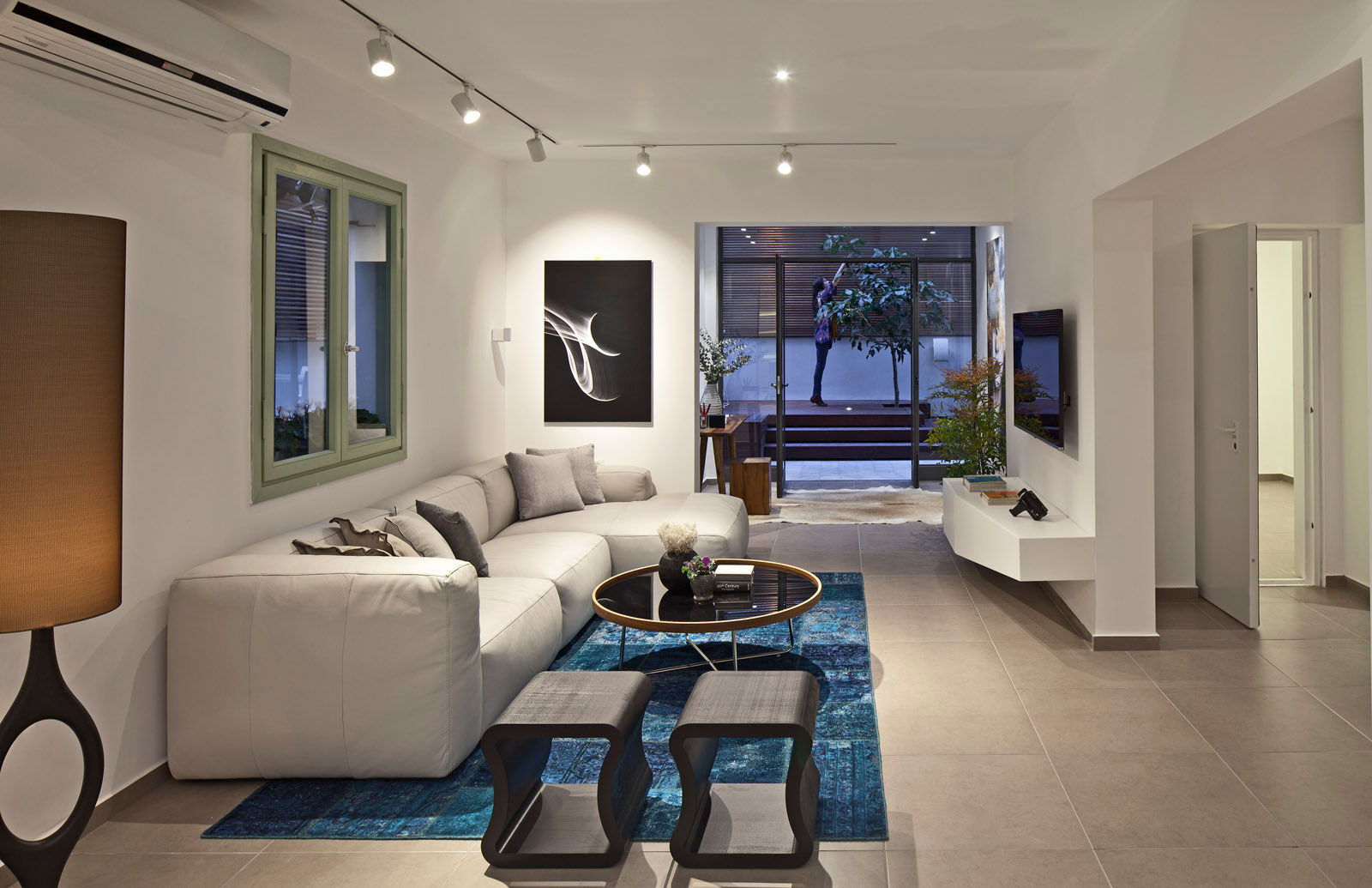 A Stunning Contemporary Apartment Nestled in Lush Vegetation of Tel Aviv by BLV Design/Architecture (13)