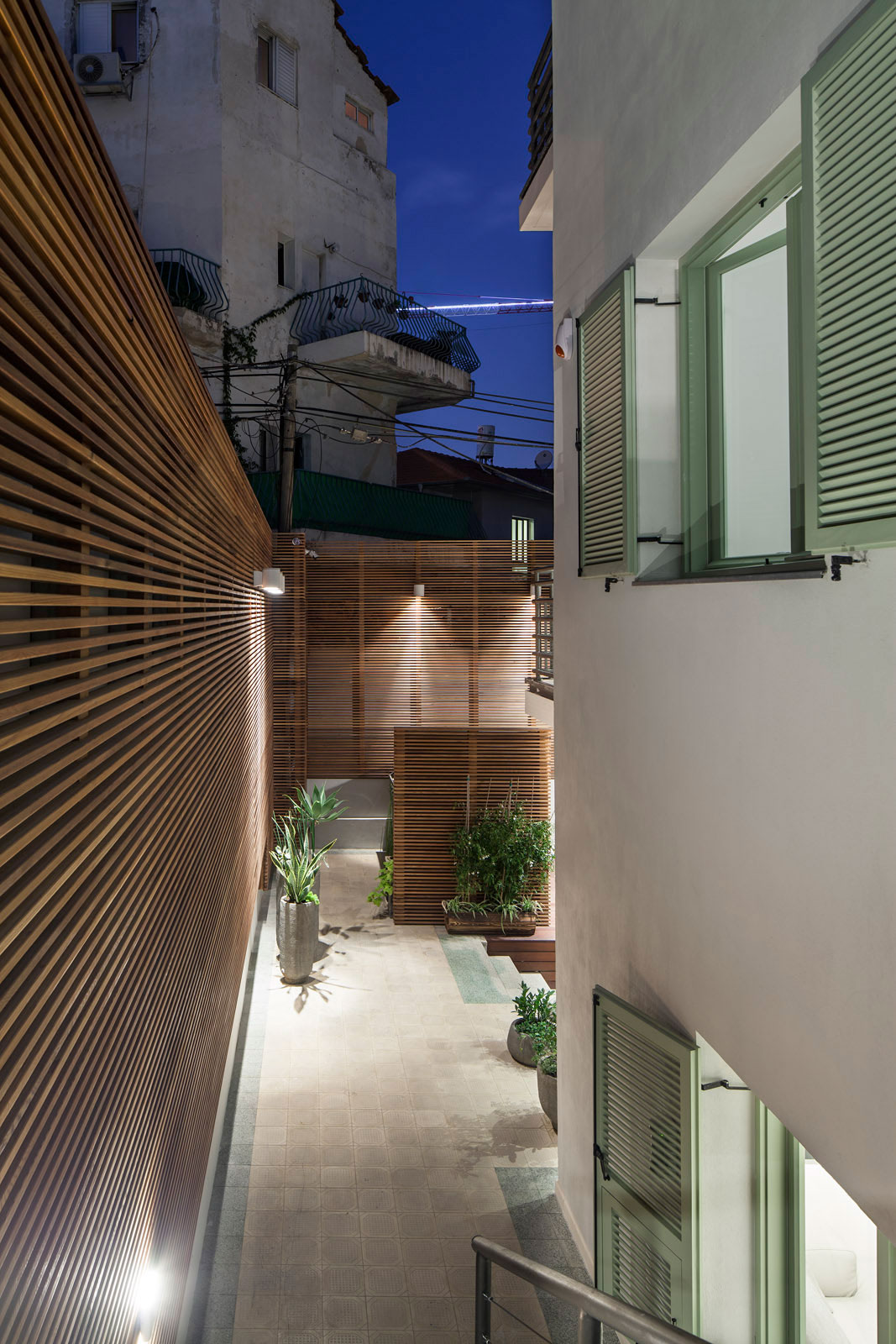 A Stunning Contemporary Apartment Nestled in Lush Vegetation of Tel Aviv by BLV Design/Architecture (15)