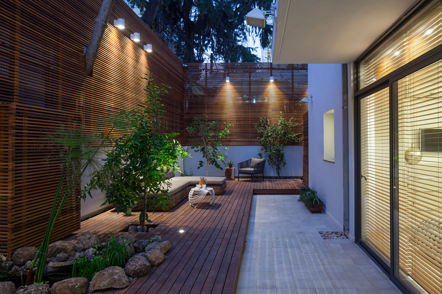 A Stunning Contemporary Apartment Nestled in Lush Vegetation of Tel Aviv by BLV Design/Architecture (16)