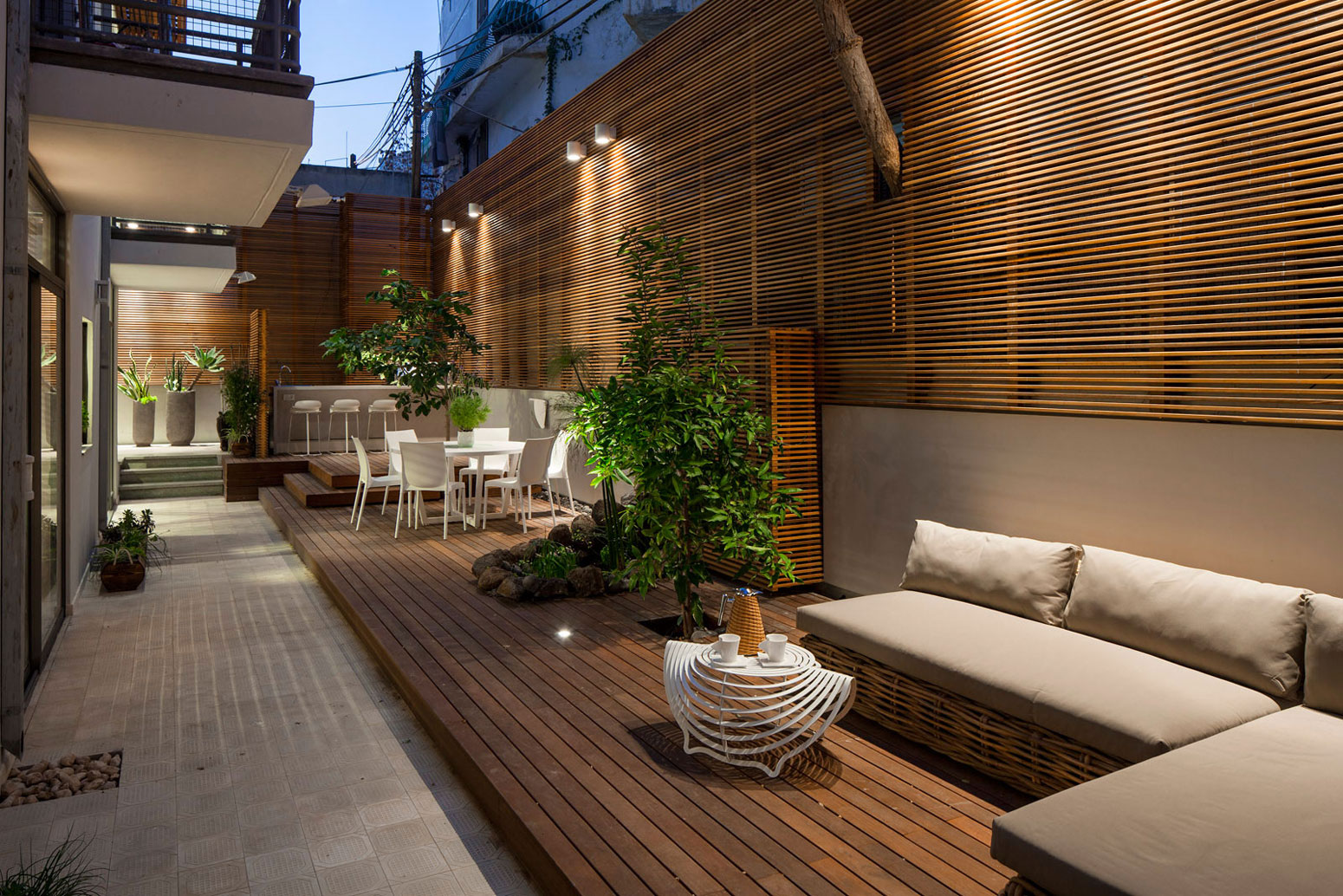 A Stunning Contemporary Apartment Nestled in Lush Vegetation of Tel Aviv by BLV Design/Architecture (17)