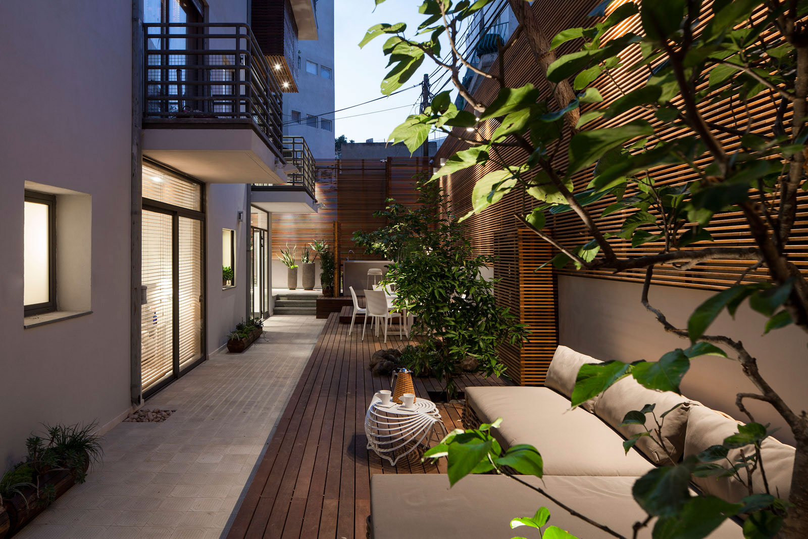 A Stunning Contemporary Apartment Nestled in Lush Vegetation of Tel Aviv by BLV Design/Architecture (18)