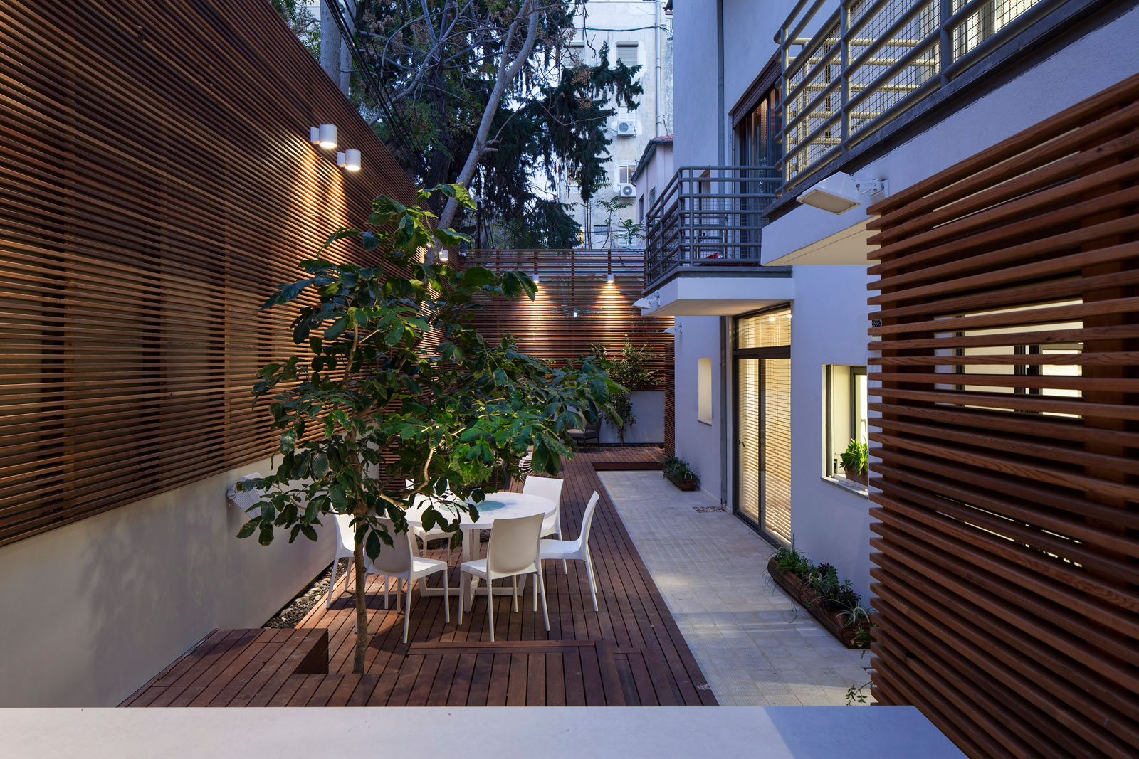 A Stunning Contemporary Apartment Nestled in Lush Vegetation of Tel Aviv by BLV Design/Architecture (19)