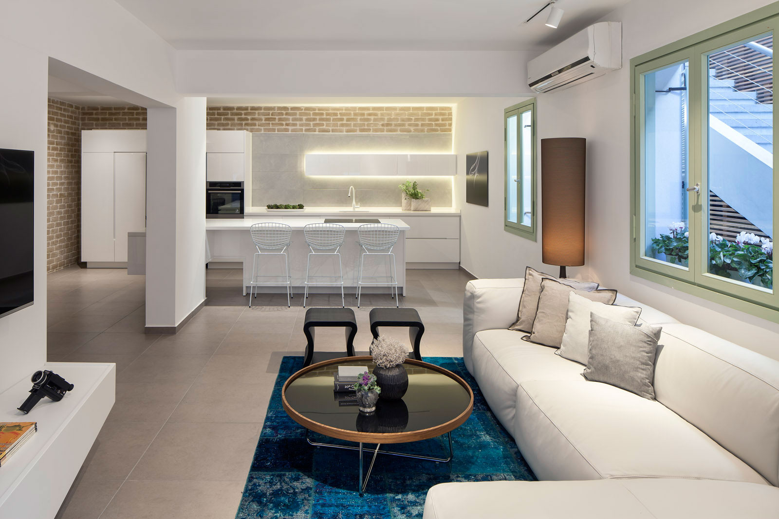 A Stunning Contemporary Apartment Nestled in Lush Vegetation of Tel Aviv by BLV Design/Architecture (2)