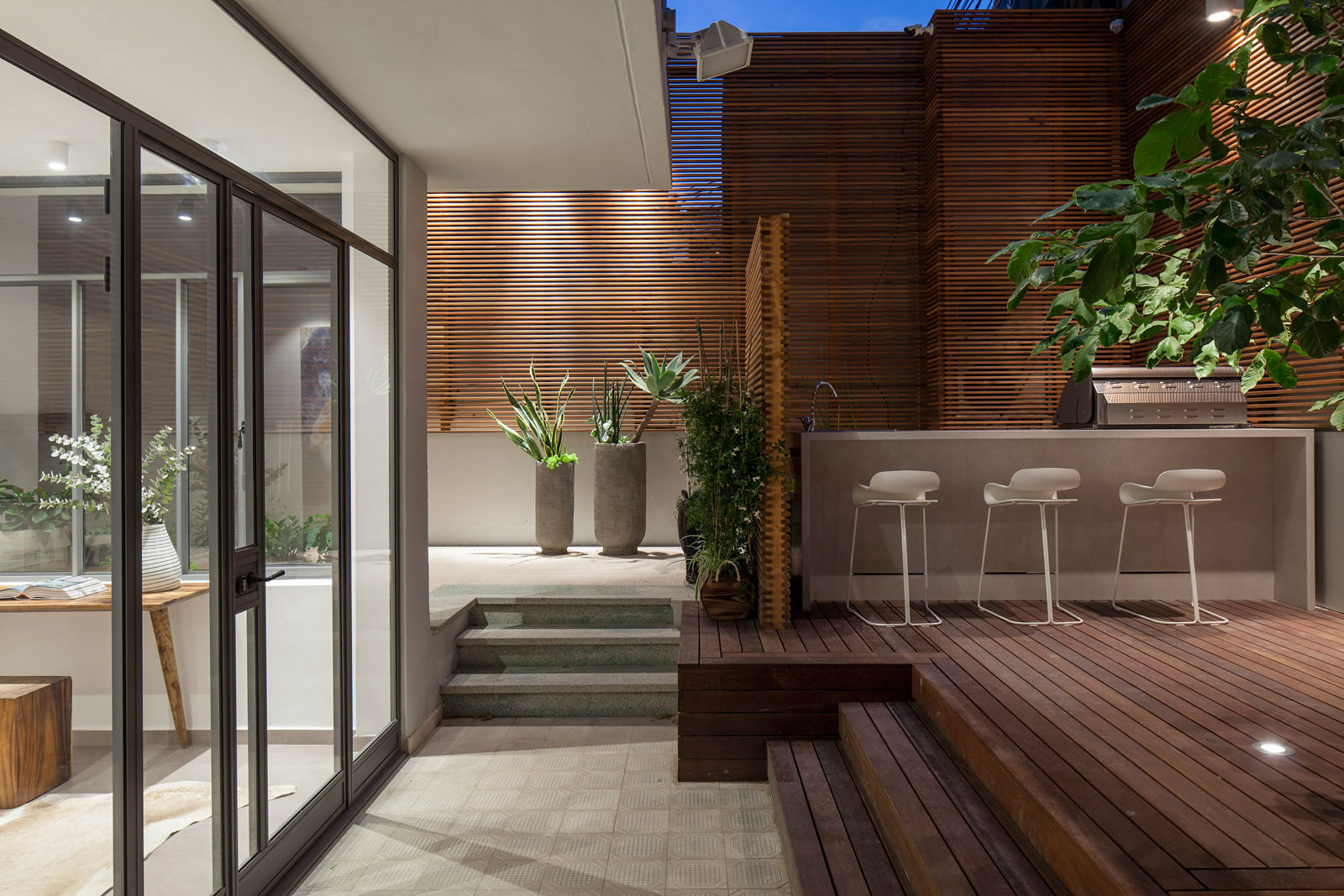 A Stunning Contemporary Apartment Nestled in Lush Vegetation of Tel Aviv by BLV Design/Architecture (21)