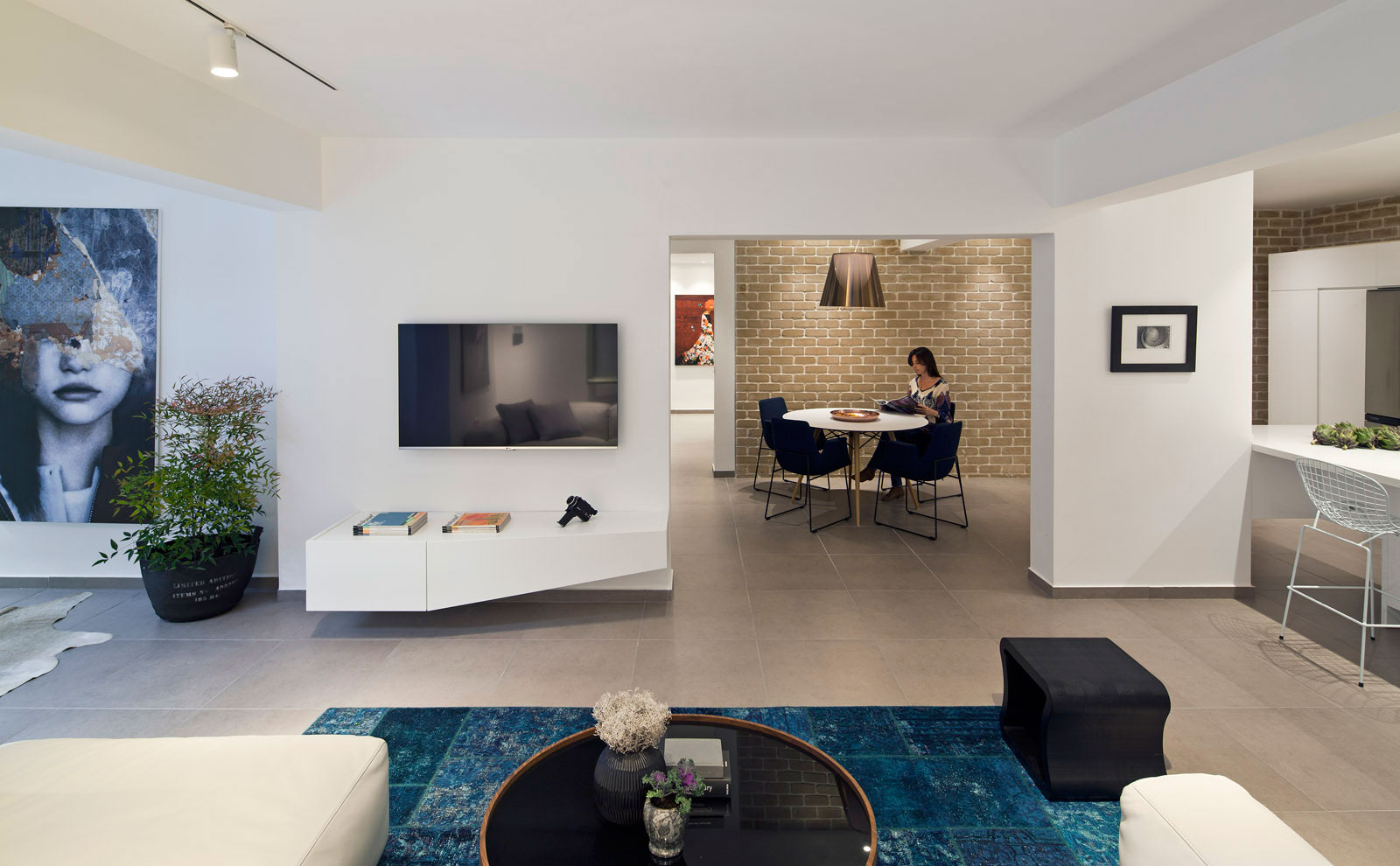 A Stunning Contemporary Apartment Nestled in Lush Vegetation of Tel Aviv by BLV Design/Architecture (3)