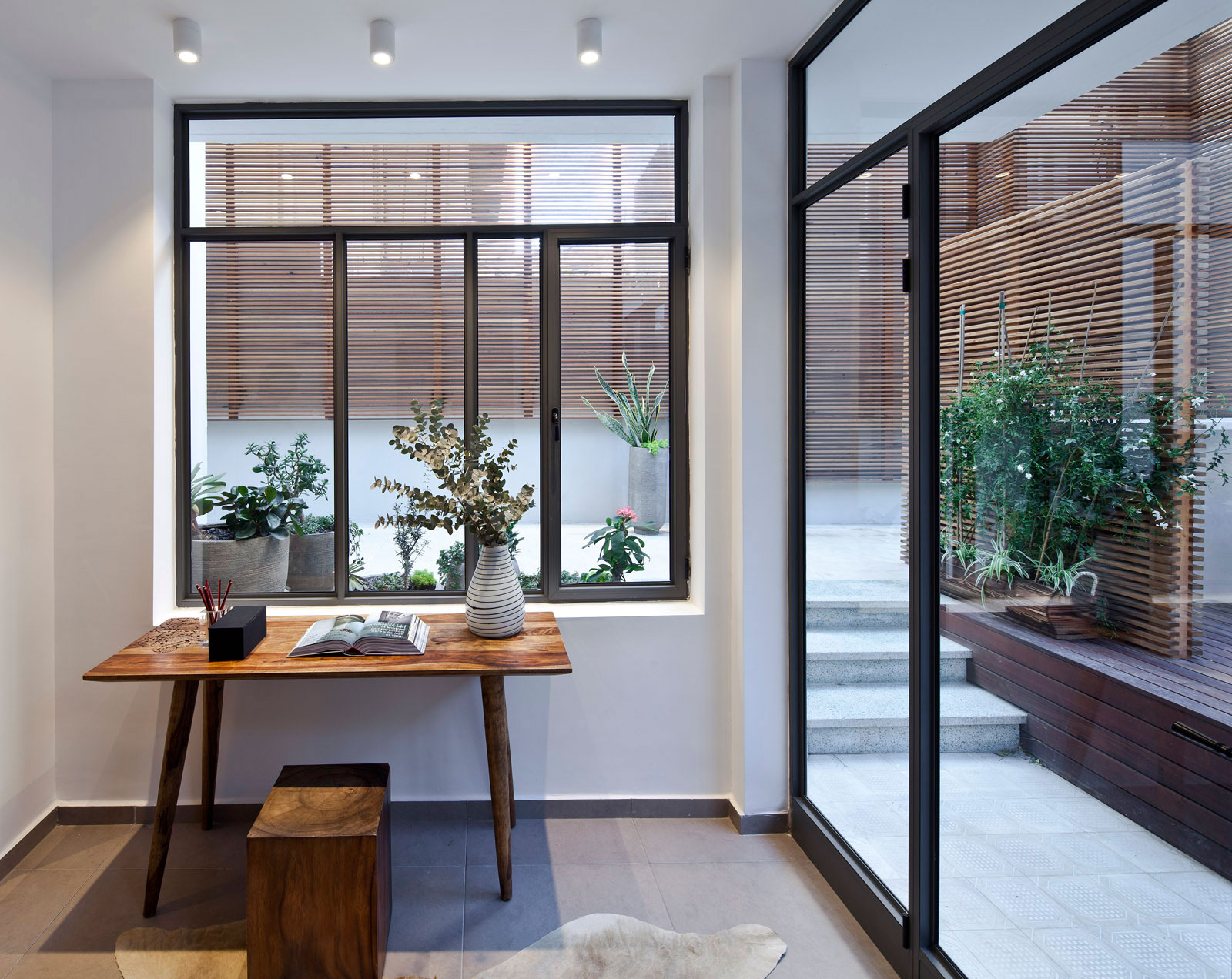 A Stunning Contemporary Apartment Nestled in Lush Vegetation of Tel Aviv by BLV Design/Architecture (4)