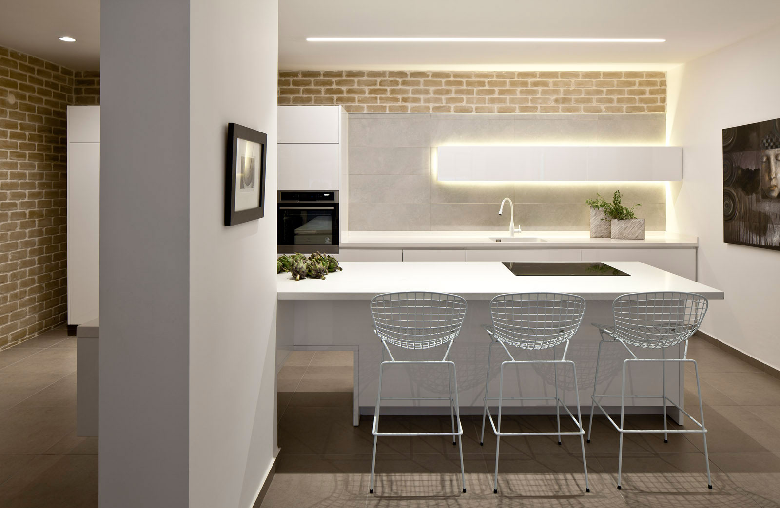 A Stunning Contemporary Apartment Nestled in Lush Vegetation of Tel Aviv by BLV Design/Architecture (5)