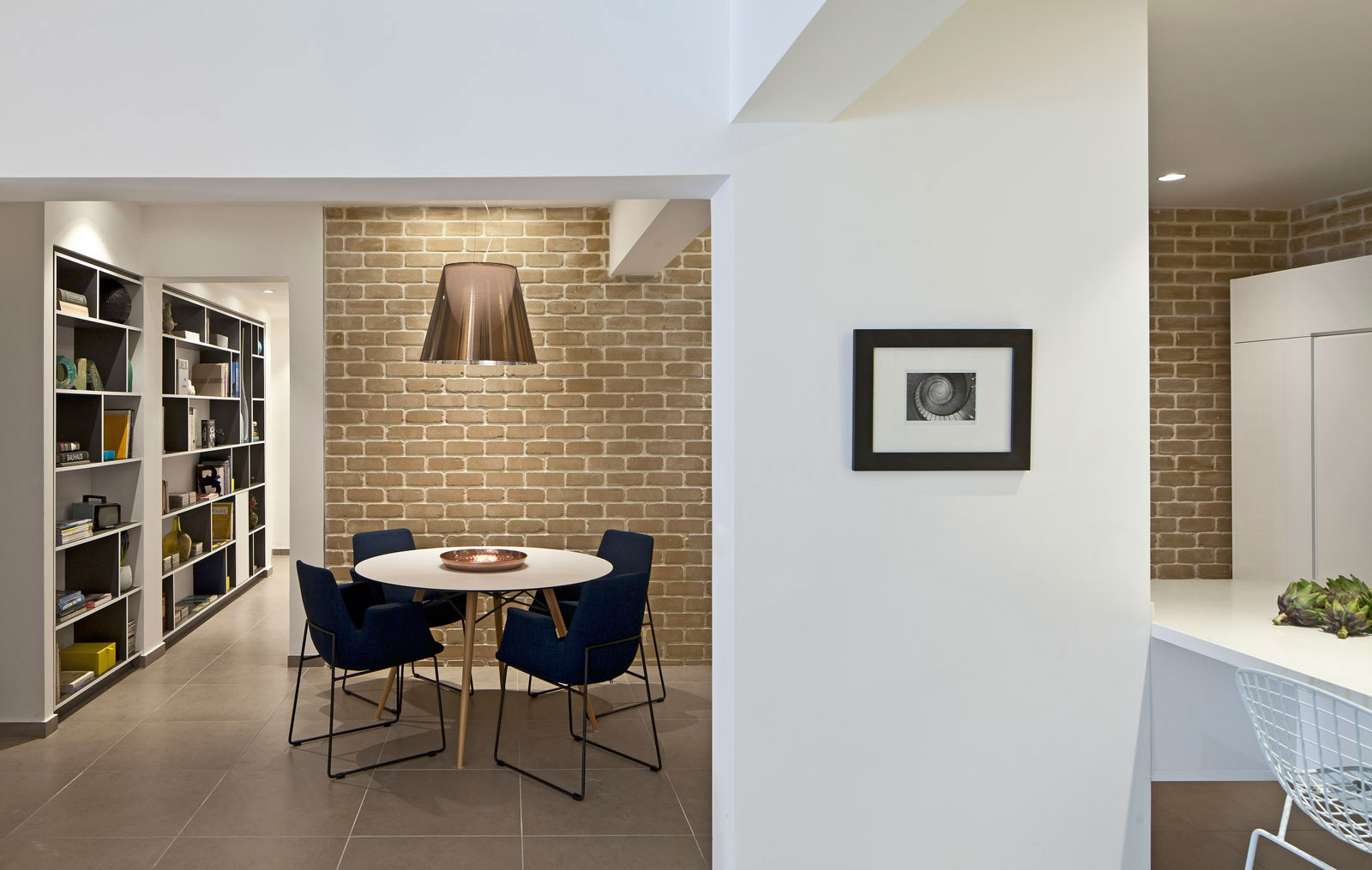 A Stunning Contemporary Apartment Nestled in Lush Vegetation of Tel Aviv by BLV Design/Architecture (7)
