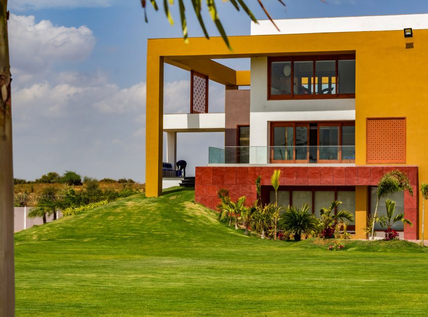 A Stunning Contemporary Home Overlooks Lush Green Landscape in Mehsana, India by Ramesh Patel & Associates (4)