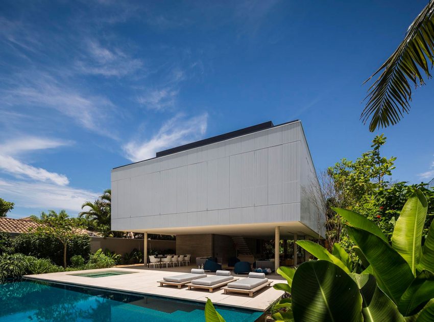 A Stunning Contemporary Home with Private Swimming Pool in São Sebastião by Studio MK27 & Eduardo Chalabi (1)