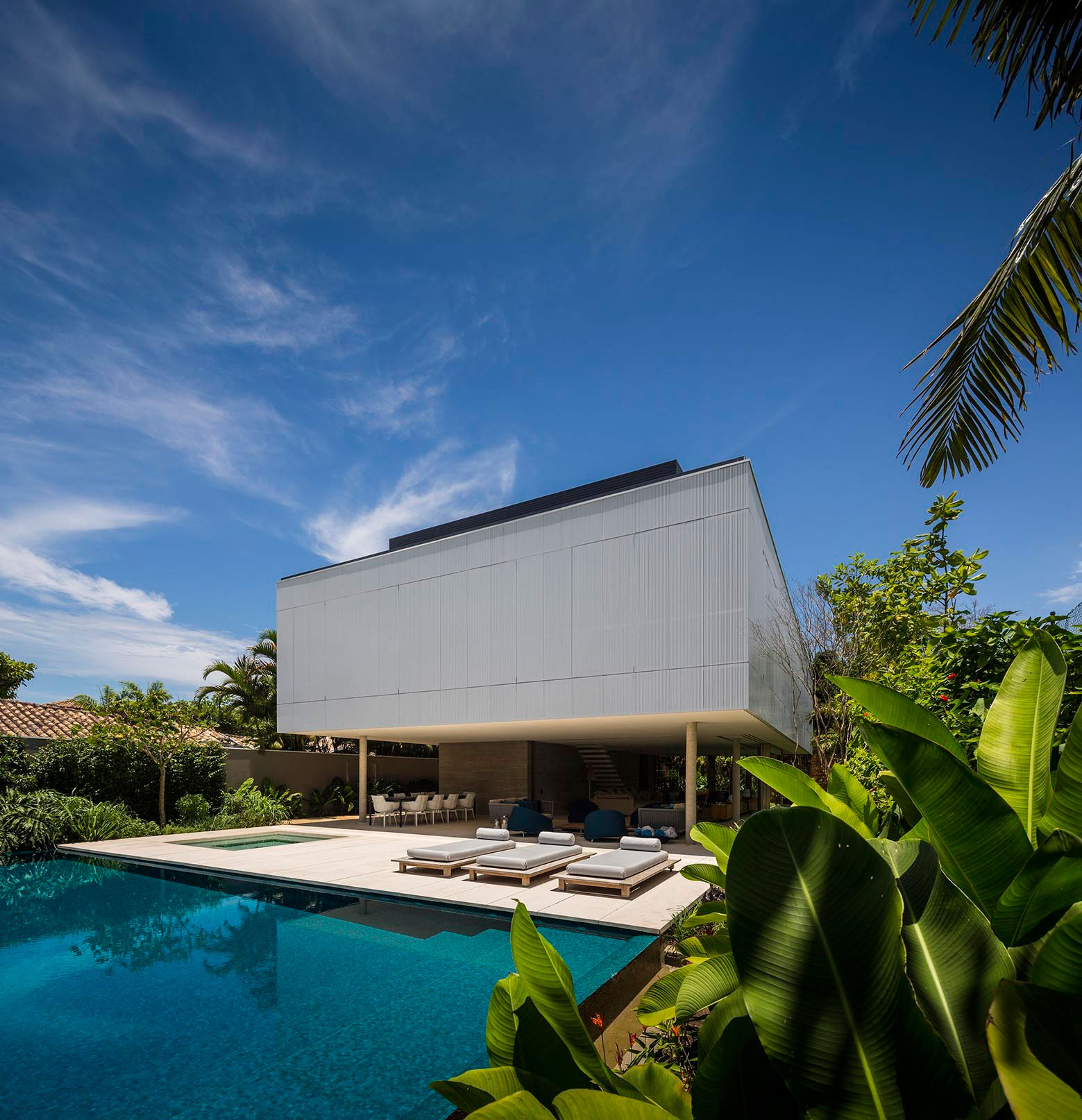 A Stunning Contemporary Home with Private Swimming Pool in São Sebastião by Studio MK27 & Eduardo Chalabi (1)