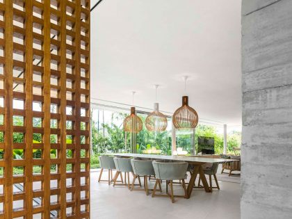 A Stunning Contemporary Home with Private Swimming Pool in São Sebastião by Studio MK27 & Eduardo Chalabi (10)