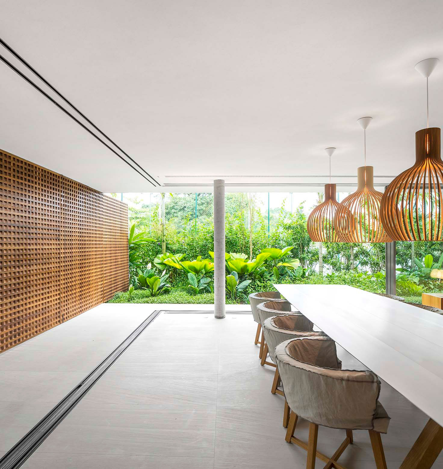 A Stunning Contemporary Home with Private Swimming Pool in São Sebastião by Studio MK27 & Eduardo Chalabi (11)