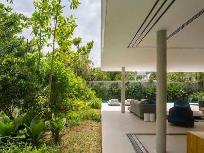 A Stunning Contemporary Home with Private Swimming Pool in São Sebastião by Studio MK27 & Eduardo Chalabi (14)