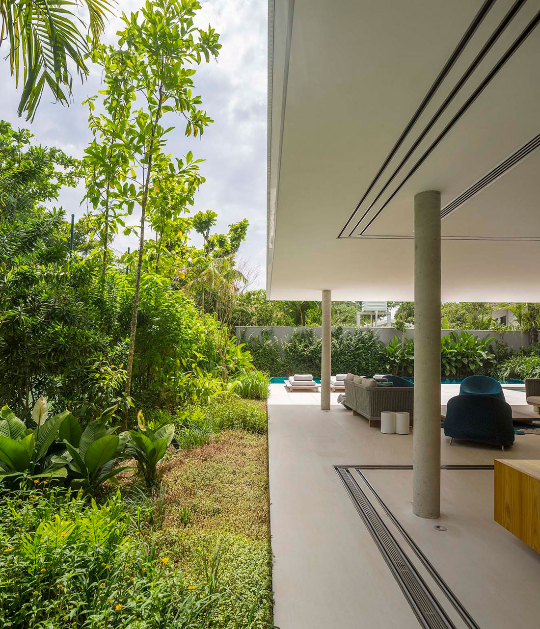 A Stunning Contemporary Home with Private Swimming Pool in São Sebastião by Studio MK27 & Eduardo Chalabi (14)