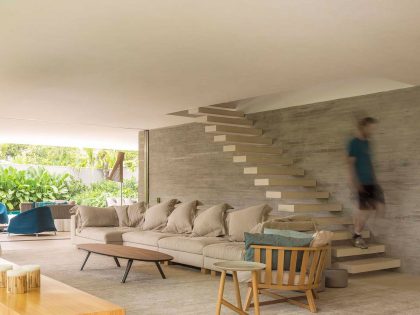 A Stunning Contemporary Home with Private Swimming Pool in São Sebastião by Studio MK27 & Eduardo Chalabi (15)
