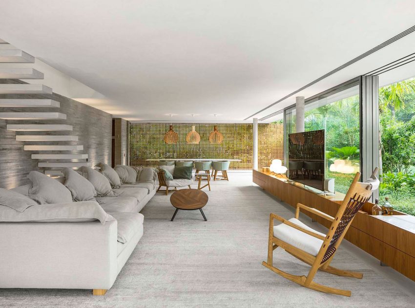 A Stunning Contemporary Home with Private Swimming Pool in São Sebastião by Studio MK27 & Eduardo Chalabi (16)