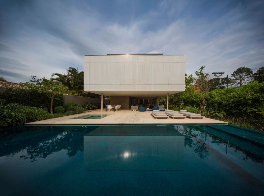 A Stunning Contemporary Home with Private Swimming Pool in São Sebastião by Studio MK27 & Eduardo Chalabi (2)