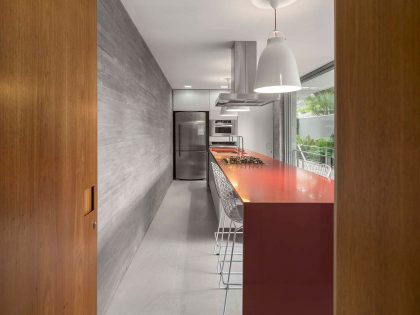 A Stunning Contemporary Home with Private Swimming Pool in São Sebastião by Studio MK27 & Eduardo Chalabi (21)