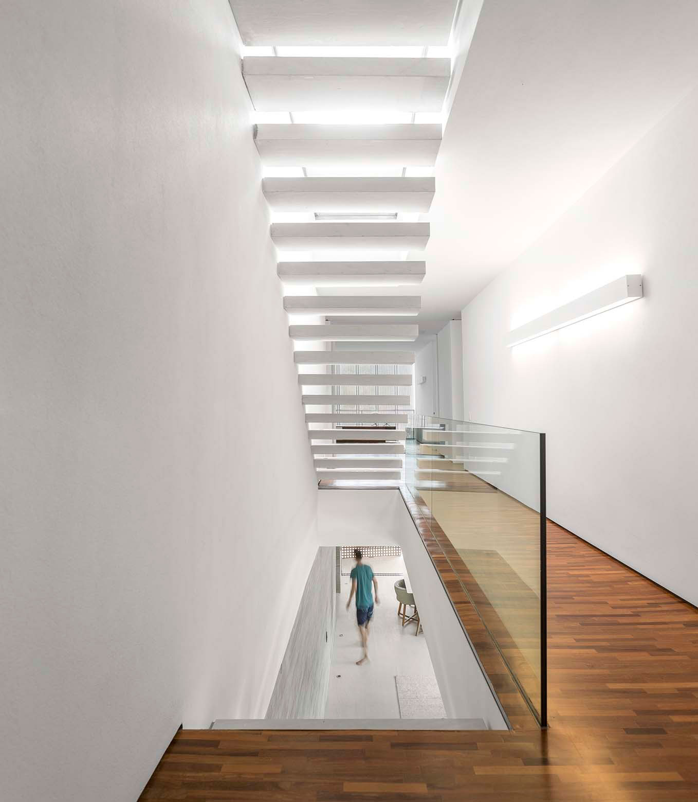 A Stunning Contemporary Home with Private Swimming Pool in São Sebastião by Studio MK27 & Eduardo Chalabi (23)