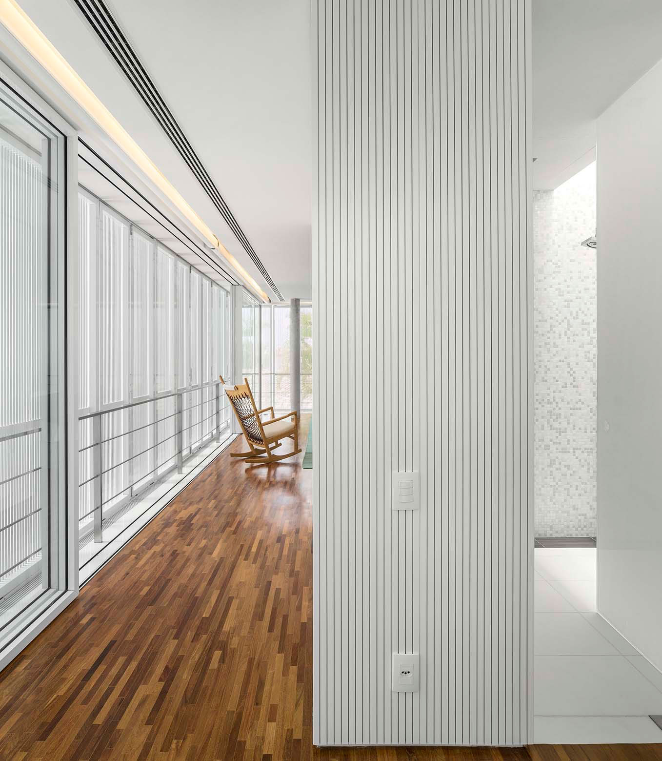 A Stunning Contemporary Home with Private Swimming Pool in São Sebastião by Studio MK27 & Eduardo Chalabi (25)