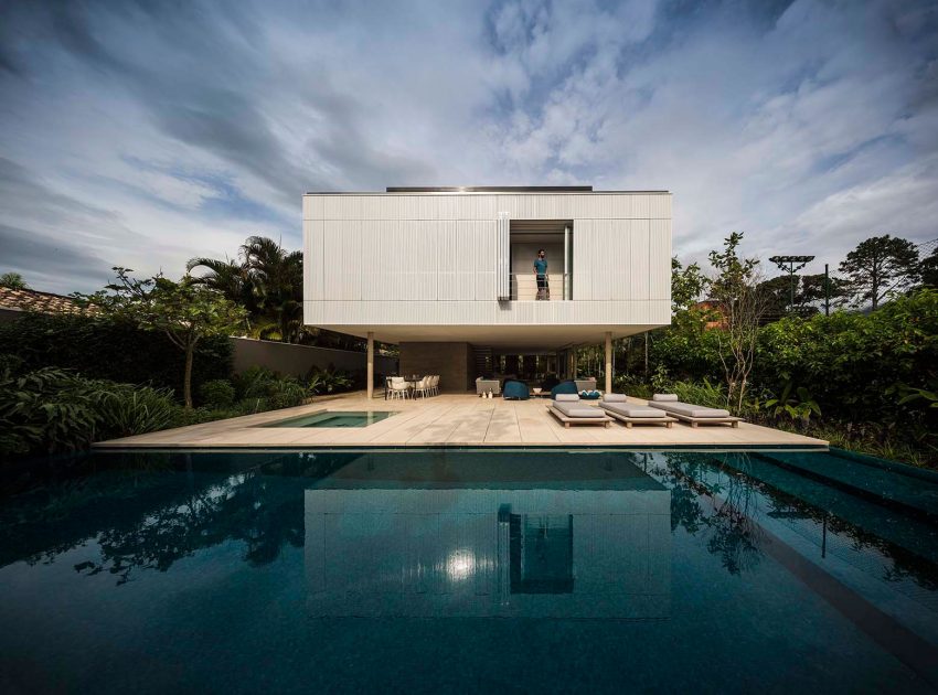 A Stunning Contemporary Home with Private Swimming Pool in São Sebastião by Studio MK27 & Eduardo Chalabi (3)