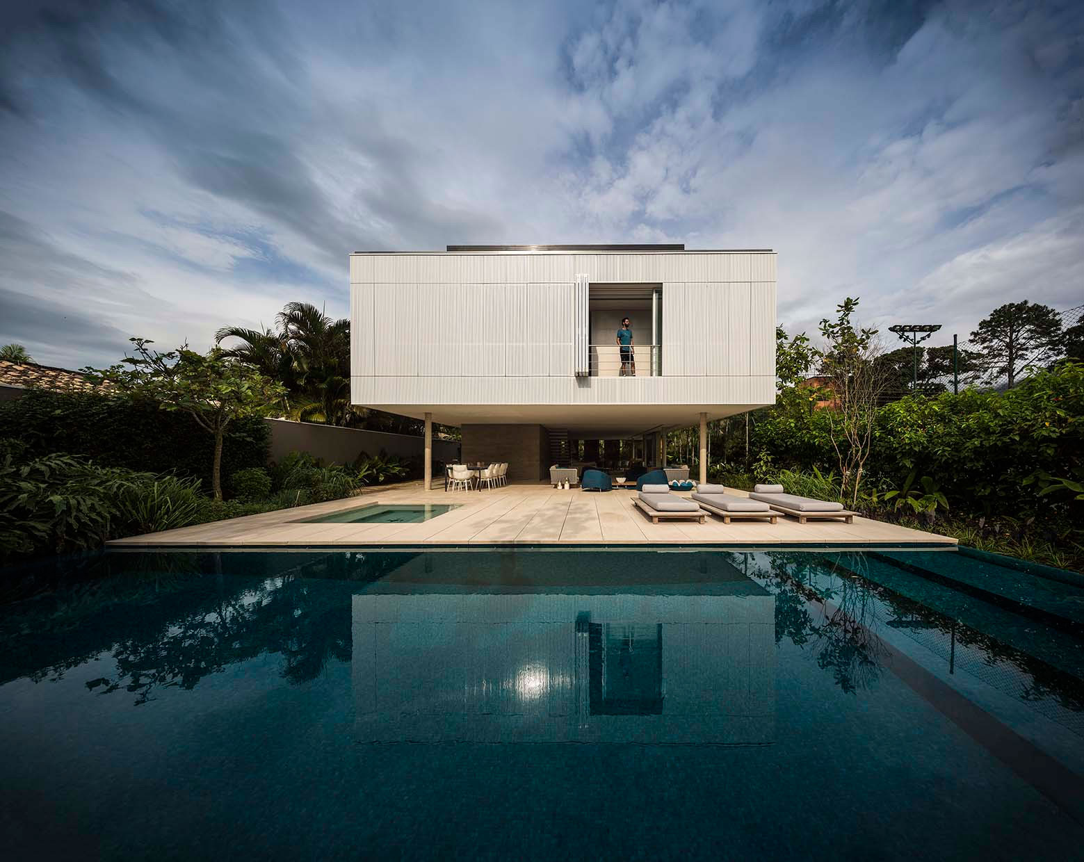 A Stunning Contemporary Home with Private Swimming Pool in São Sebastião by Studio MK27 & Eduardo Chalabi (3)