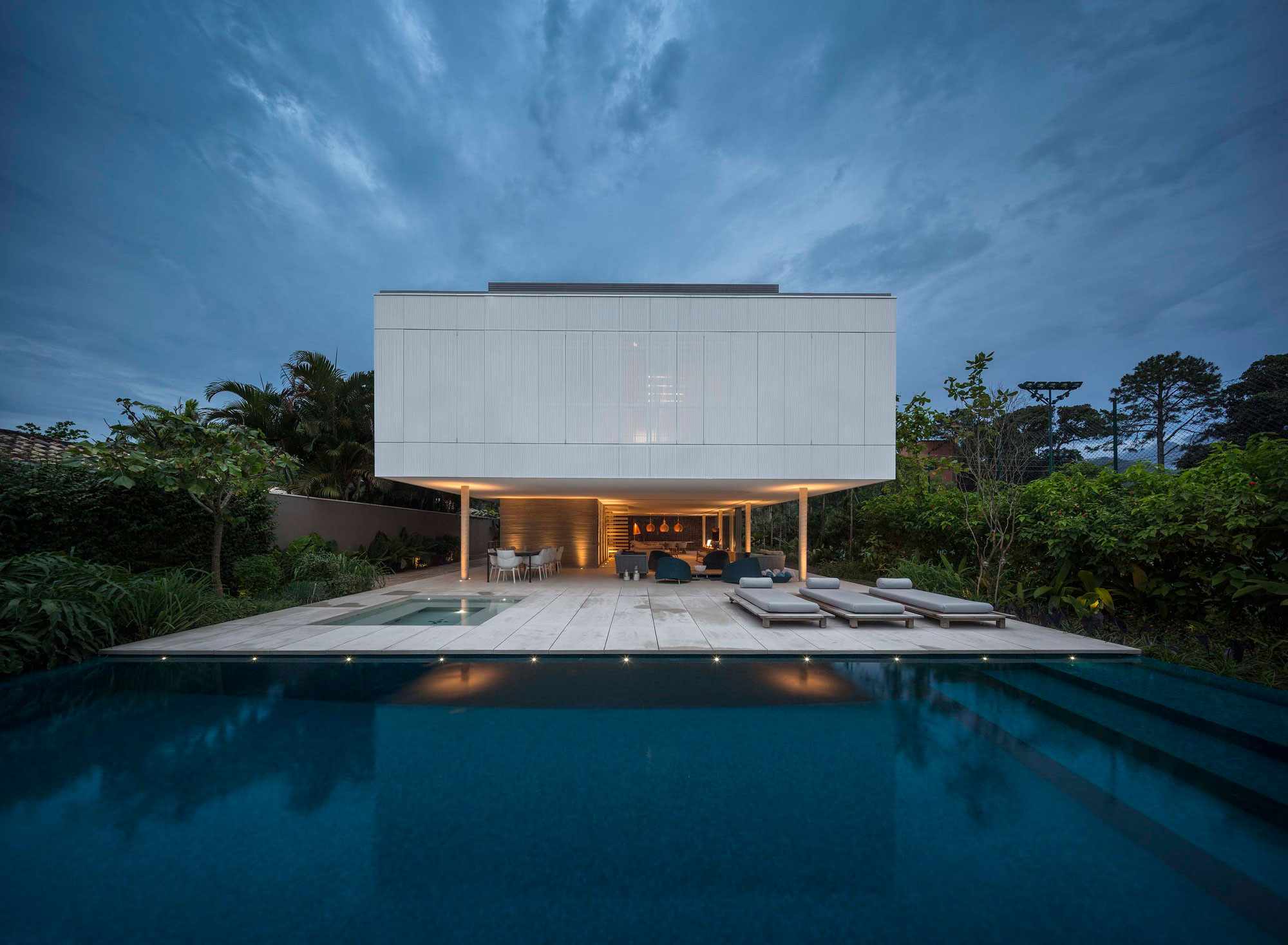 A Stunning Contemporary Home with Private Swimming Pool in São Sebastião by Studio MK27 & Eduardo Chalabi (31)