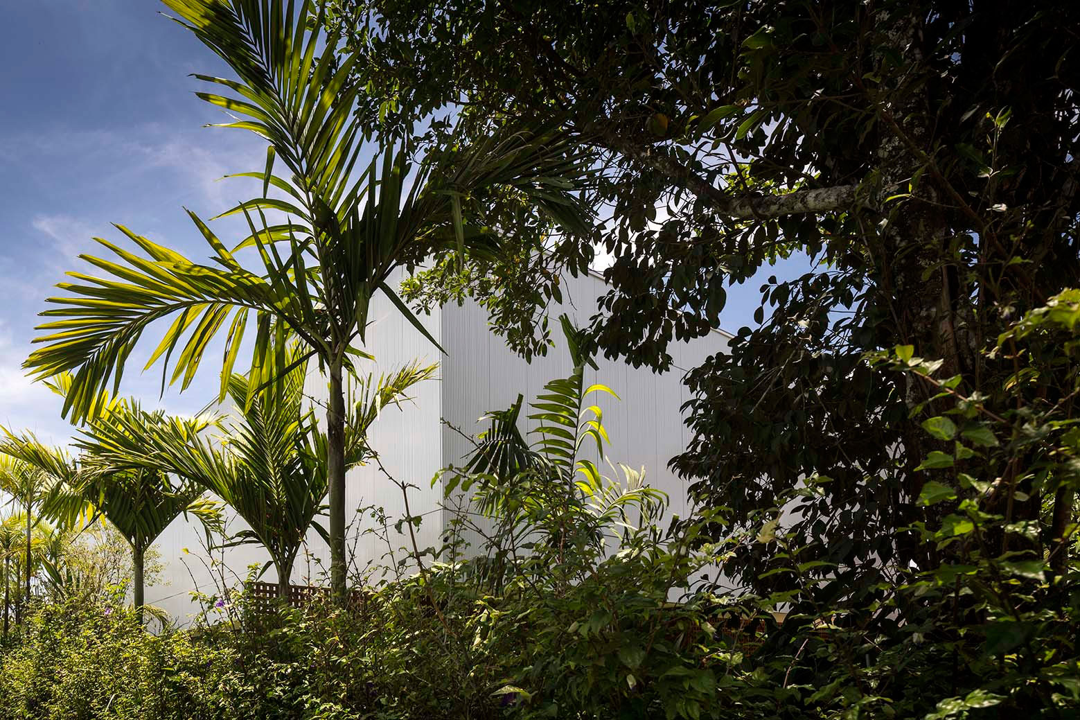 A Stunning Contemporary Home with Private Swimming Pool in São Sebastião by Studio MK27 & Eduardo Chalabi (4)