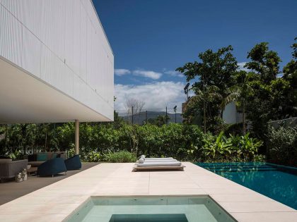 A Stunning Contemporary Home with Private Swimming Pool in São Sebastião by Studio MK27 & Eduardo Chalabi (5)