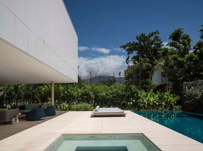 A Stunning Contemporary Home with Private Swimming Pool in São Sebastião by Studio MK27 & Eduardo Chalabi (5)