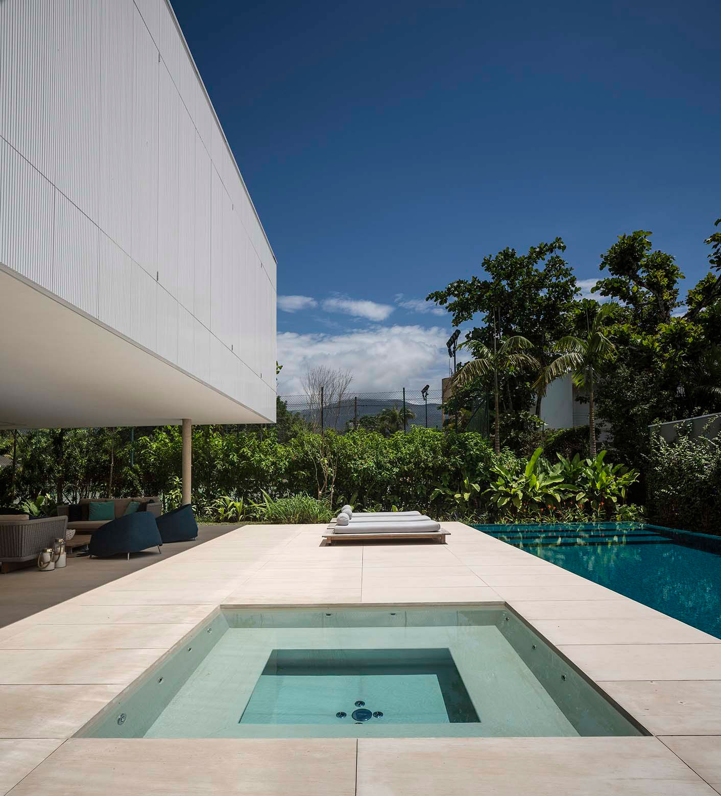 A Stunning Contemporary Home with Private Swimming Pool in São Sebastião by Studio MK27 & Eduardo Chalabi (5)