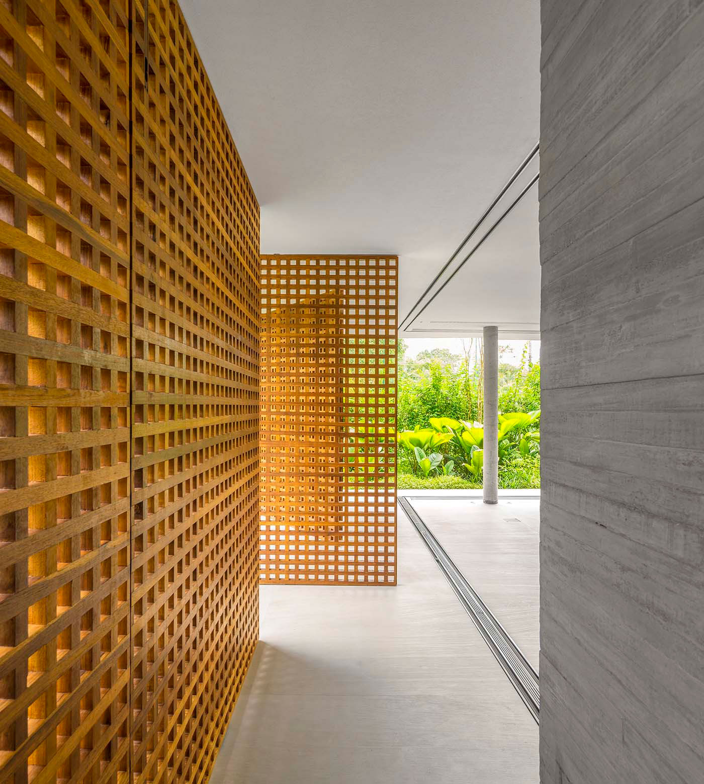 A Stunning Contemporary Home with Private Swimming Pool in São Sebastião by Studio MK27 & Eduardo Chalabi (6)