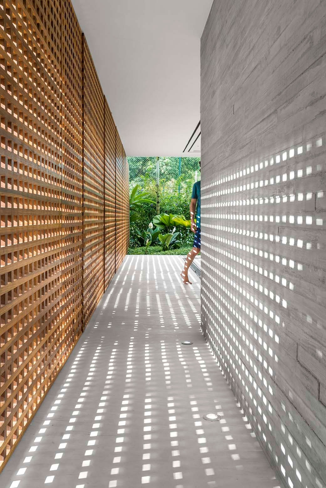 A Stunning Contemporary Home with Private Swimming Pool in São Sebastião by Studio MK27 & Eduardo Chalabi (7)