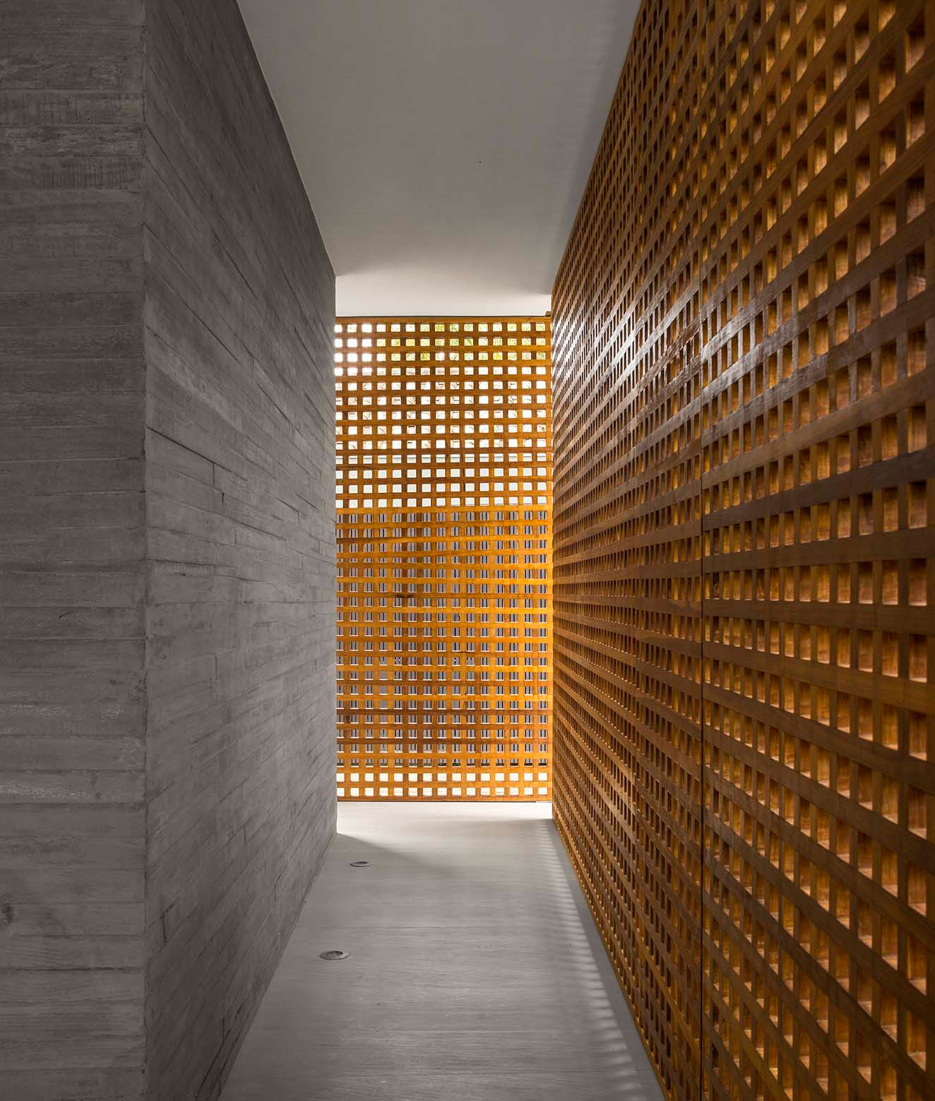 A Stunning Contemporary Home with Private Swimming Pool in São Sebastião by Studio MK27 & Eduardo Chalabi (9)