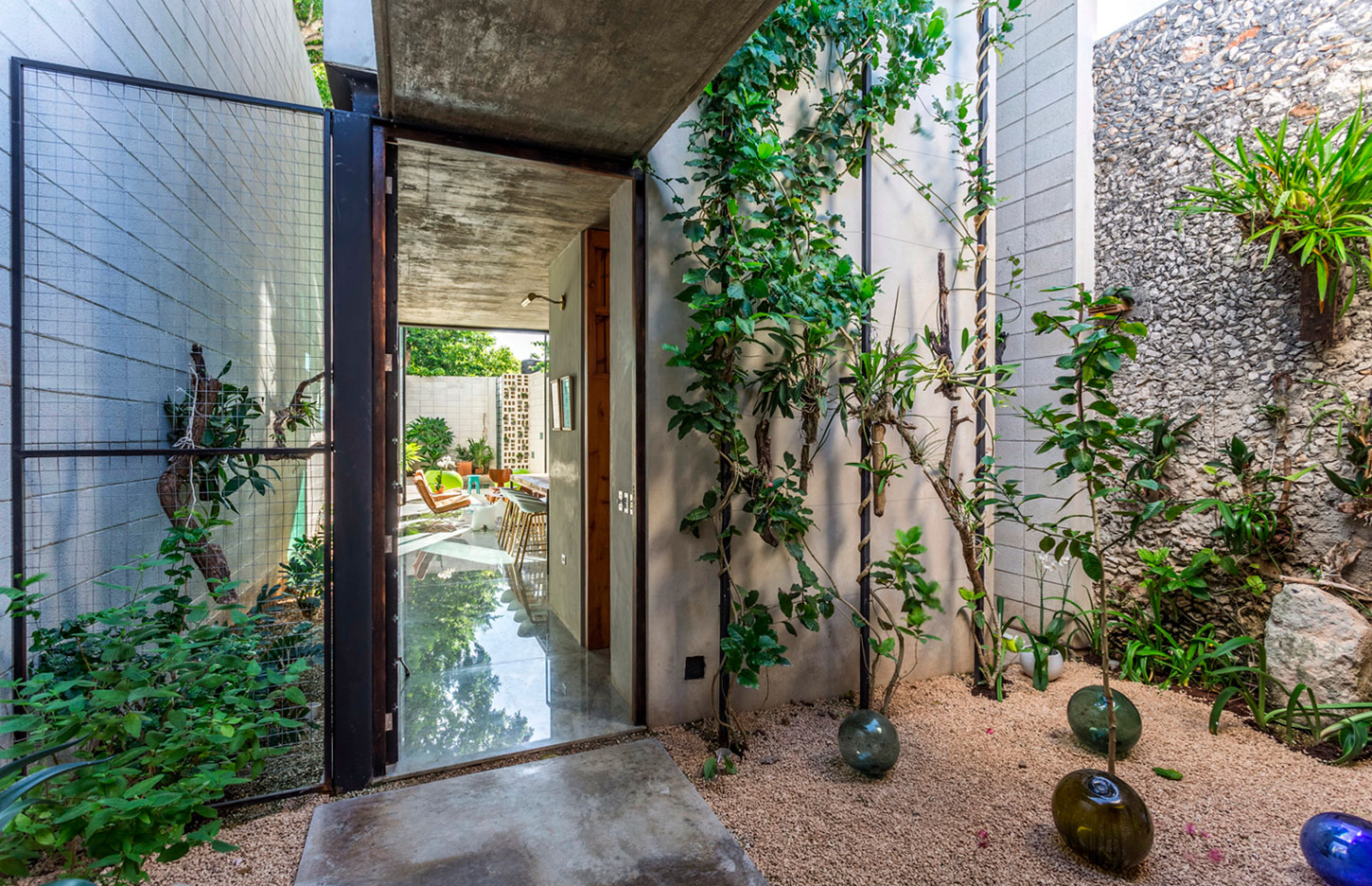 A Stunning Contemporary Home with Raw Materials in Mérida, México by Taller Estilo Arquitectura (4)