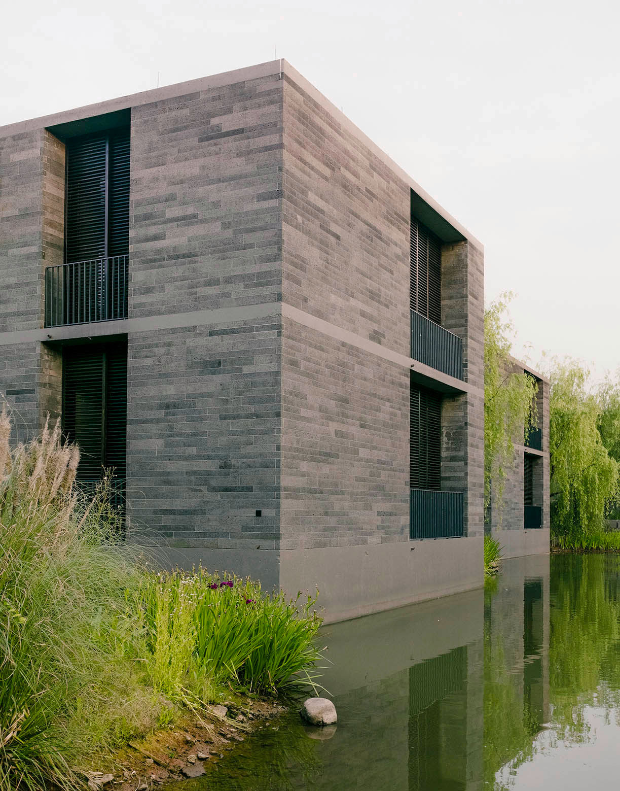 A Stunning Floating House Surrounded by a Water Garden in Hangzhou, China by David Chipperfield Architects (10)