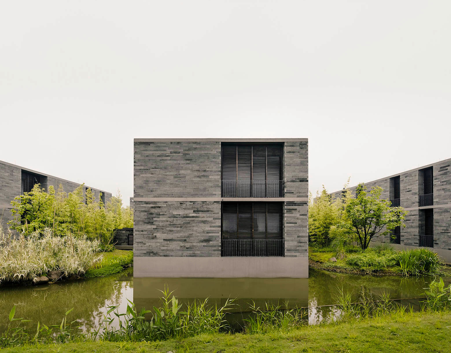 A Stunning Floating House Surrounded by a Water Garden in Hangzhou, China by David Chipperfield Architects (12)