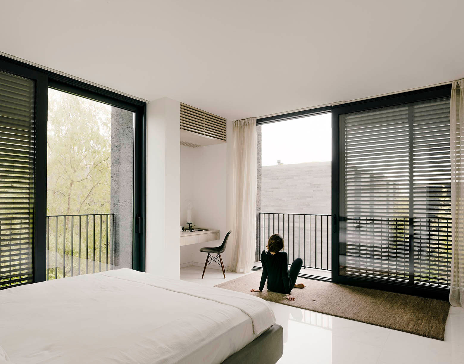 A Stunning Floating House Surrounded by a Water Garden in Hangzhou, China by David Chipperfield Architects (15)