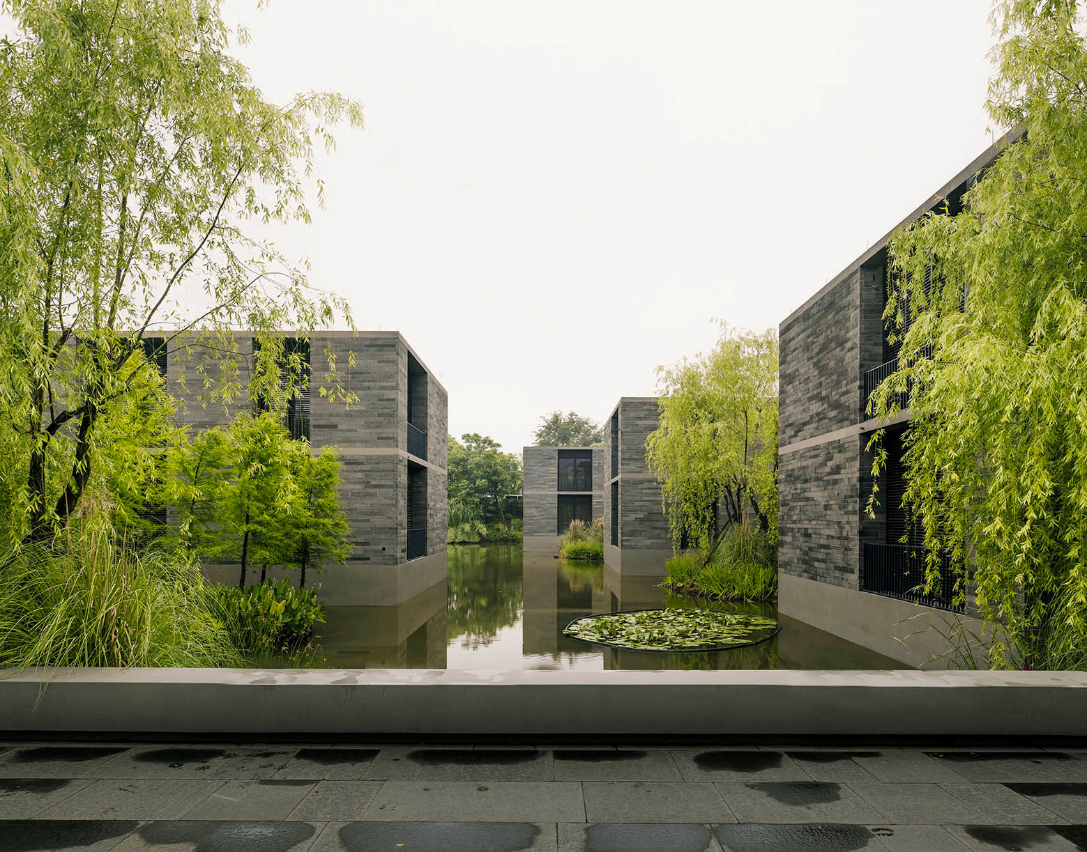 A Stunning Floating House Surrounded by a Water Garden in Hangzhou, China by David Chipperfield Architects (6)