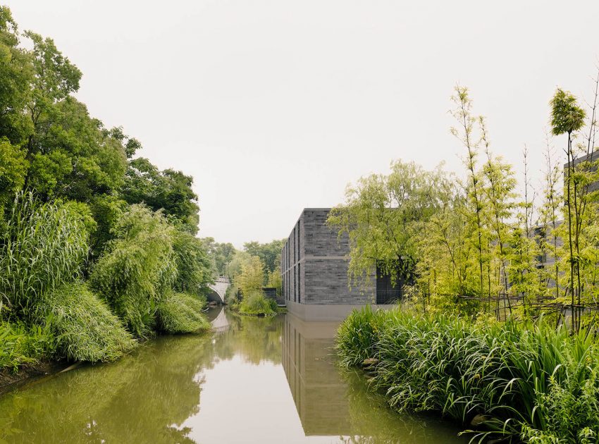 A Stunning Floating House Surrounded by a Water Garden in Hangzhou, China by David Chipperfield Architects (7)