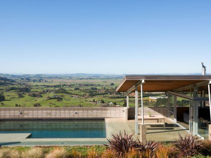 A Stunning House of Concrete, Steel and Glass Combines U-Shaped Style in Auckland by Strachan Group Architects (1)