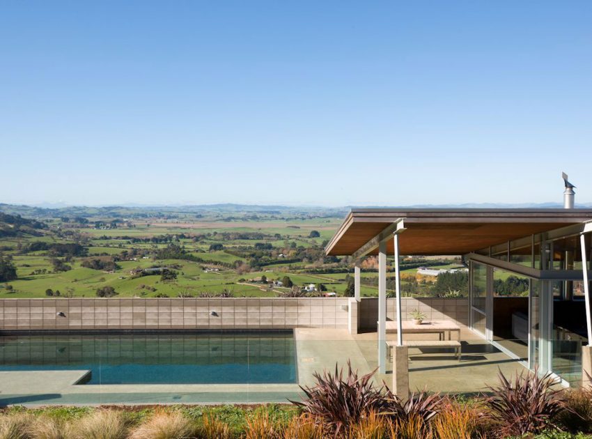 A Stunning House of Concrete, Steel and Glass Combines U-Shaped Style in Auckland by Strachan Group Architects (1)